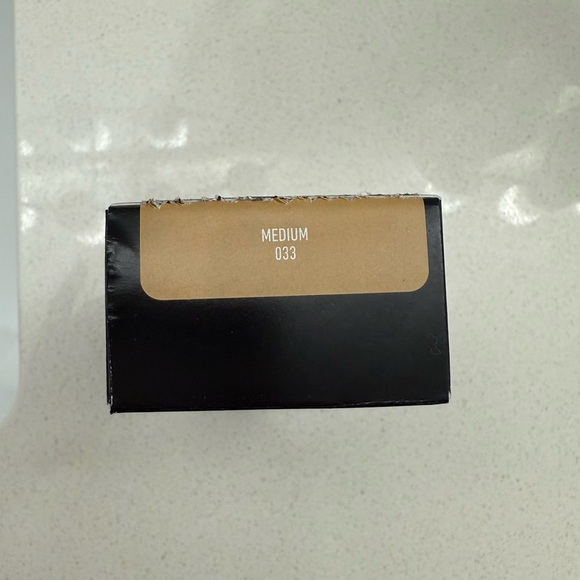 SOLD Kat Von D Green Apple Serum Foundation- 033 - Picture 3 of 3